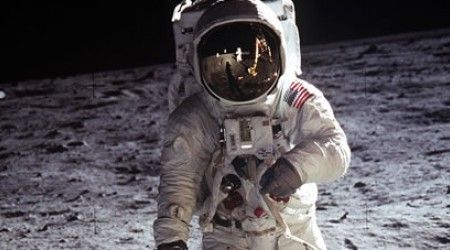 Через сколько лет после полёта в космос Юрия Гагарина человек впервые ступил на Луну?