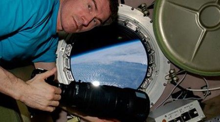 Сколько дней провел на орбите российский космонавт Сергей Крикалёв, поставив мировой рекорд?