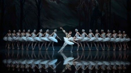 Сколько балерин участвуют в классической постановке «Танца маленьких лебедей» в балете «Лебединое озеро»?