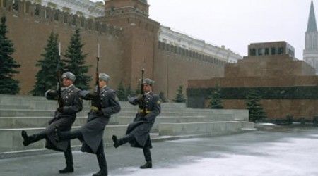 В каком году приказом начальника гарнизона Москвы был учреждён почётный караул у мавзолея В. И. Ленина?