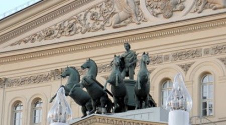 Сколько колонн в главном портике Большого театра в Москве?
