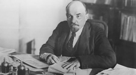 С чем Сергей Есенин сравнивал лысину Ленина в отрывке из поэмы «Гуляй-поле»?