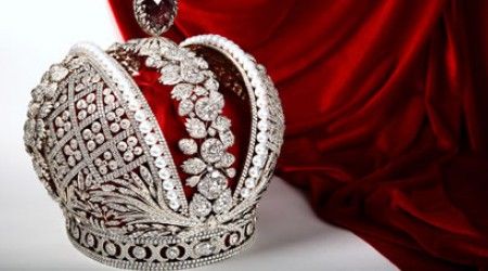Какой камень венчает Большую императорскую корону Российской империи, хранящуюся в Алмазном фонде?