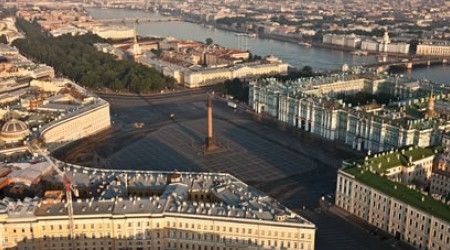 Что находится в центре Дворцовой площади Петербурга?