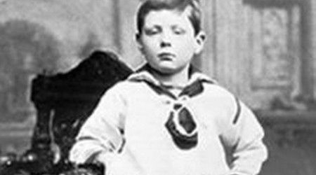 Где, согласно легенде, погибал мальчик Уинстон Черчилль, когда его спас фермер, отец будущего учёного Александра Флемминга?