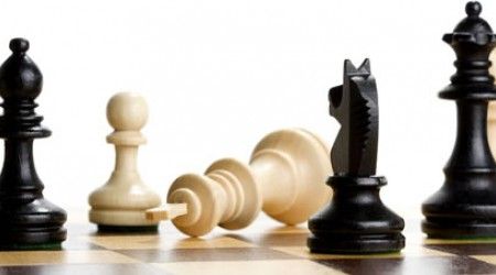 Какая фигура завершает партию в комбинации, которую шахматисты называют «детский мат»?