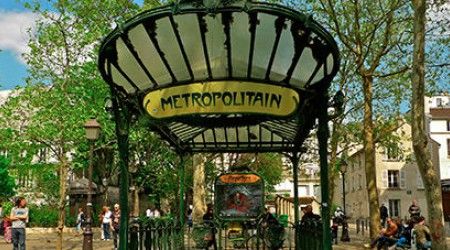 В каком стиле работал Эктор Гимар, декорируя входы на первые станции парижского метро?