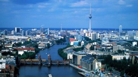 Какая река протекает через центр Берлина?