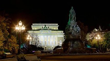 Памятник какой русской императрице расположен в садике перед Александринским театром?