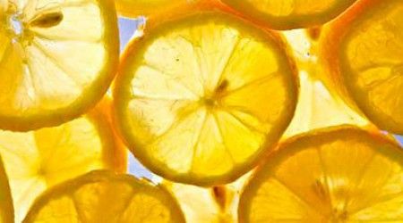 Какую ягоду на званых обедах подают только в паре с лимоном?