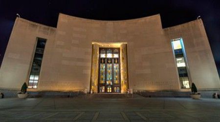 К какому стилю относится здание Бруклинской публичной библиотеки?