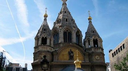 Какому русскому святому выстроен собор в Париже?