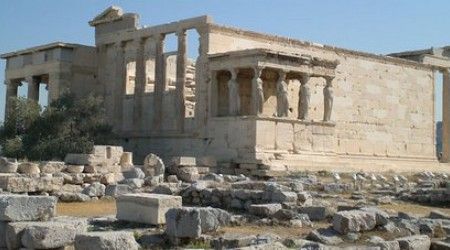 В какой стране расположен Акрополь?