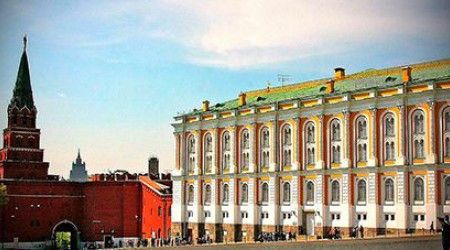 В какой комплекс входит Оружейная палата в Москве?