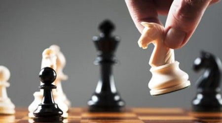 На каком поле стоит в начале шахматной партии белый ферзь?