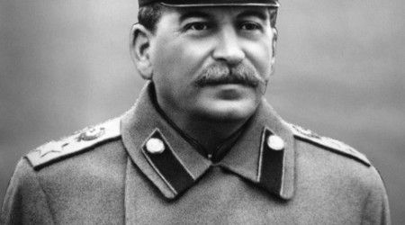 После какого съезда КПСС тело И. В. Сталина было вынесено из мавзолея и предано земле, а также были переименованы города и объекты в СССР, названные в честь Сталина?