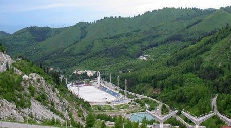Близ какого казахского города находится высокогорный спортивный комплекс Медеу?