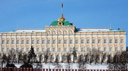 Главный фасад Большого Кремлёвского дворца в Москве выходит на ...