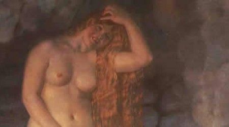 Что держит в руках женщина на картине Кустодиева «Русская Венера»?