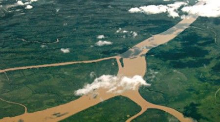 Какая река имеет притоки Уругвай и Парагвай?