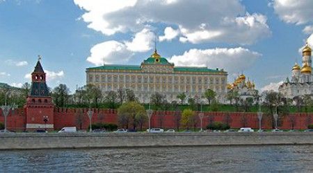 Какой архитектурный стиль выдержан при постройке Большого Кремлёвского дворца в Москве?