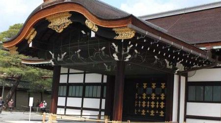 Как в Японии назвали «поющий пол» императорского дворца в Киото, выполнявший роль охранной сигнализации?