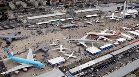 В каком из этих аэропортов раз в два года проходит знаменитый авиасалон?