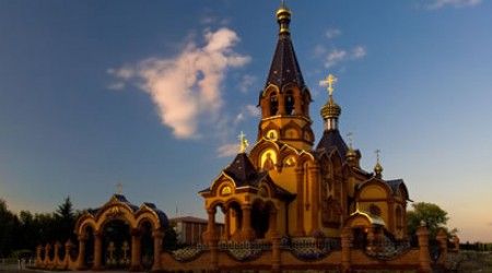 Что в православном храме хранится в киоте?