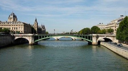 Какое название носит первый металлический мост в Париже, который был выполнен из чугуна?