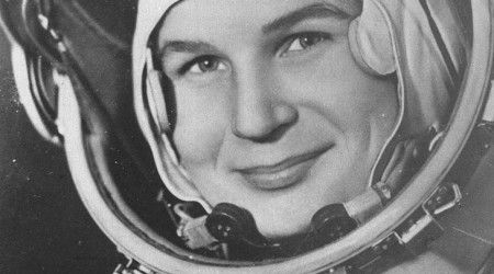 Через сколько лет после полёта Валентины Терешковой состоялся первый полёт американской астронавтки?