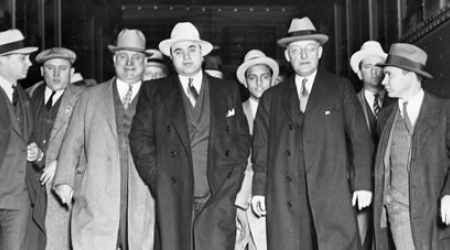 В каком городе Аль Капоне был гангстерским главарём?