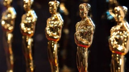 Что держит в руках Оскар — приз Американской киноакадемии?