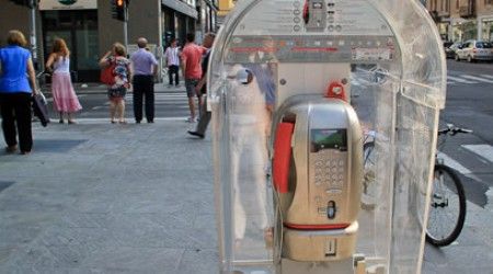 Как называется телефон-автомат на городской улице?