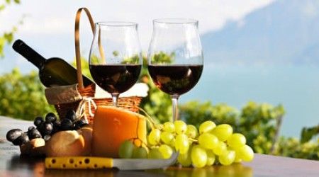 Человек, который любит вино, наслаждается вином, как гурман, и не является профессионалом называется ...