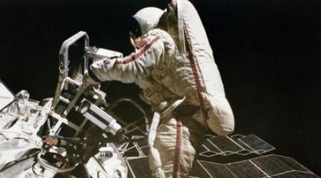 Назовите женщину-космонавта, которая в 1982 году впервые в мире вышла в открытый космос?