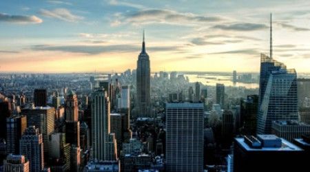 Как заканчивается крылатая фраза: «Нью-Йорк — это город, который никогда…»?