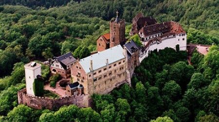 Какой церковный реформатор скрывался в замке Вартбург под именем «юнкер Йорг»?