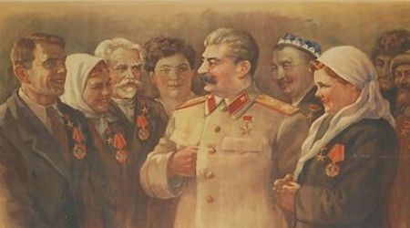 Сталин держал левую руку задвинутой в полусогнутом состоянии под верхнюю одежду. Почему он так делал?