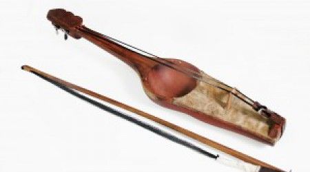 Сколько струн у киргизского музыкального инструмента кыяка?