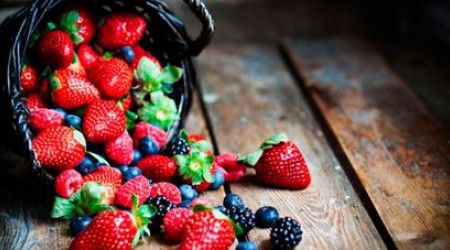Какой из фруктов с ботанической точки зрения НЕ является ягодой?